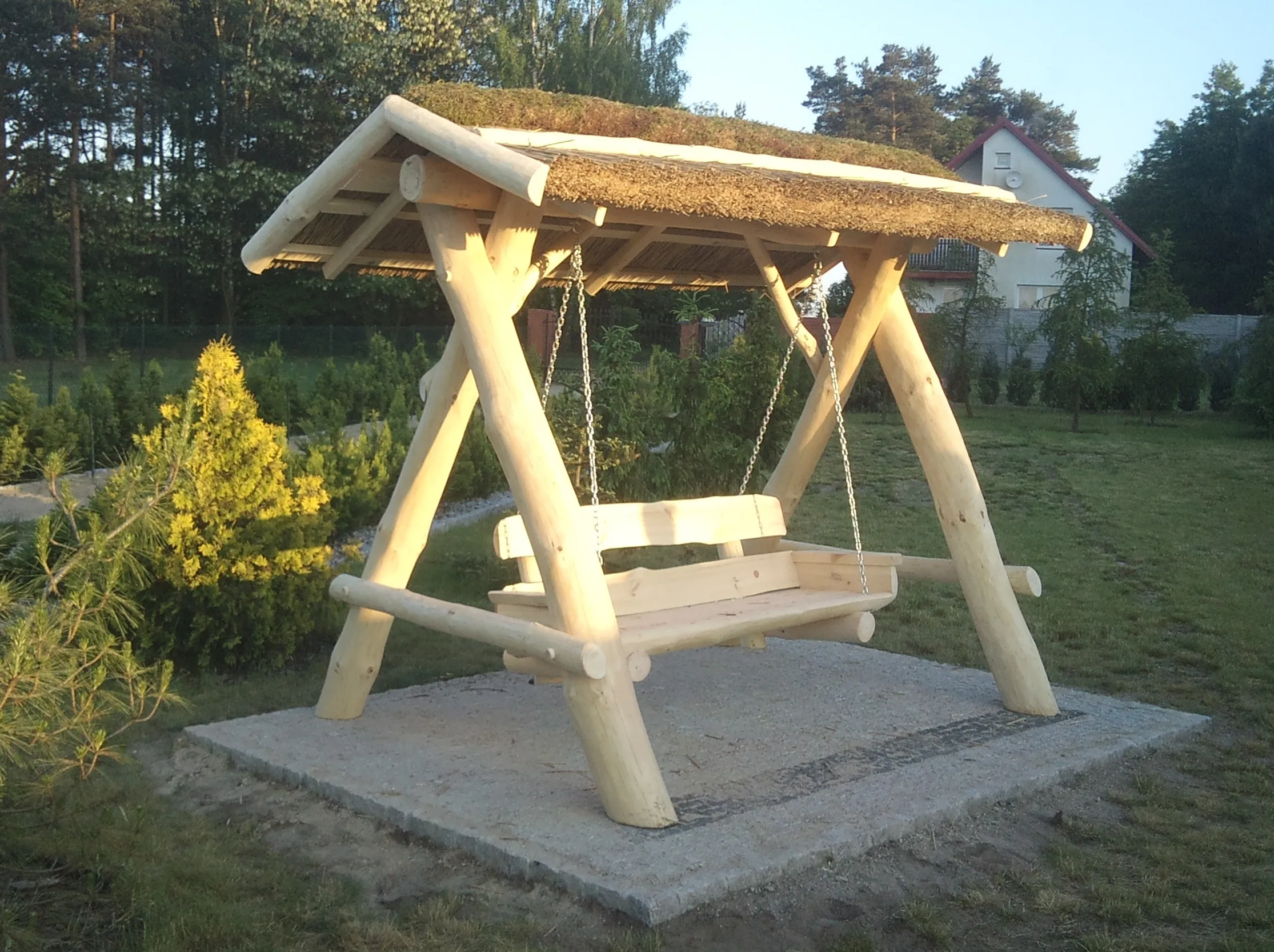 Huśtawka ogrodowa ze strzechą, meble ogrodowe Turek