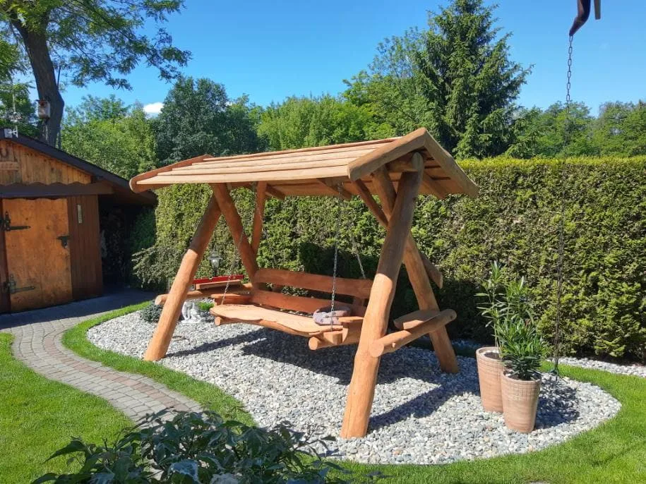 Huśtawka ogrodowa drewniana – widok z boku, Tuliszków